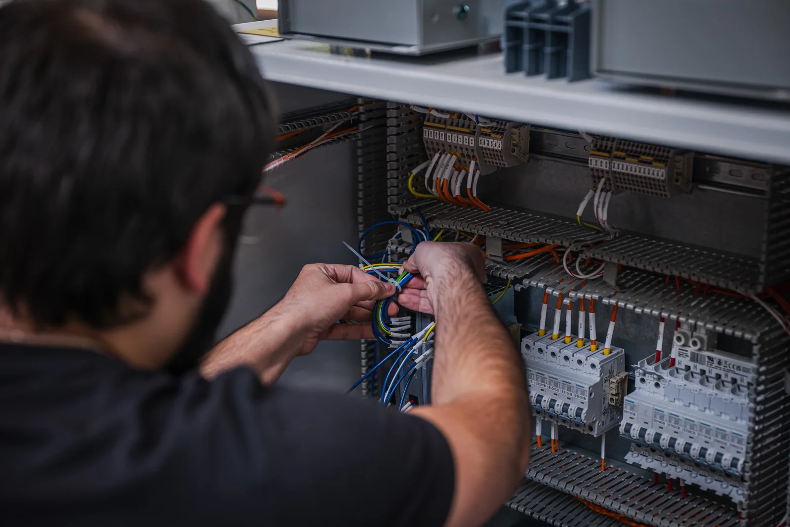 Präzise Verdrahtung elektrischer Komponenten